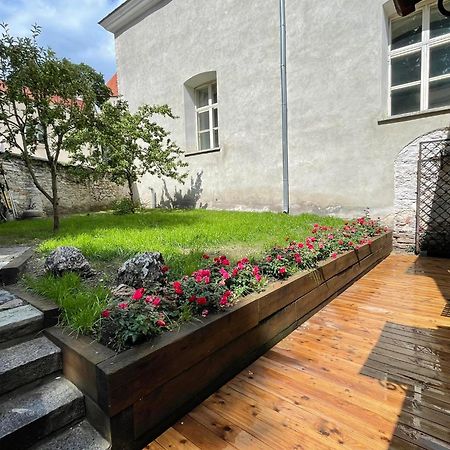Historic Apartment With Private Garden In Old Town Tallinn Ngoại thất bức ảnh