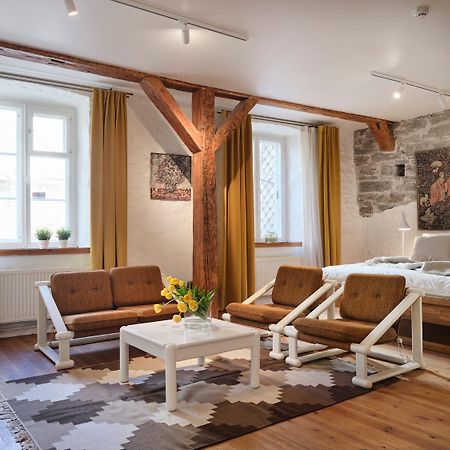Historic Apartment With Private Garden In Old Town Tallinn Ngoại thất bức ảnh