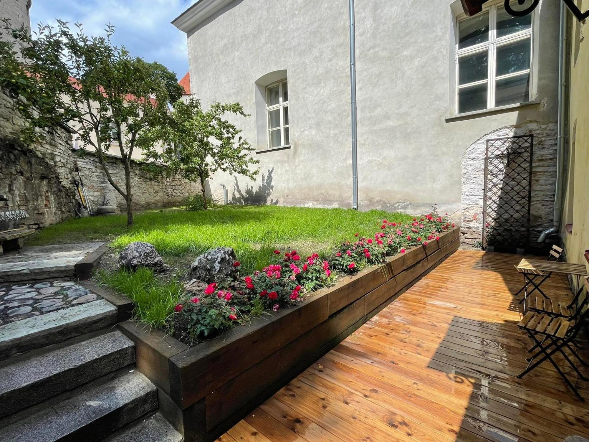 Historic Apartment With Private Garden In Old Town Tallinn Ngoại thất bức ảnh